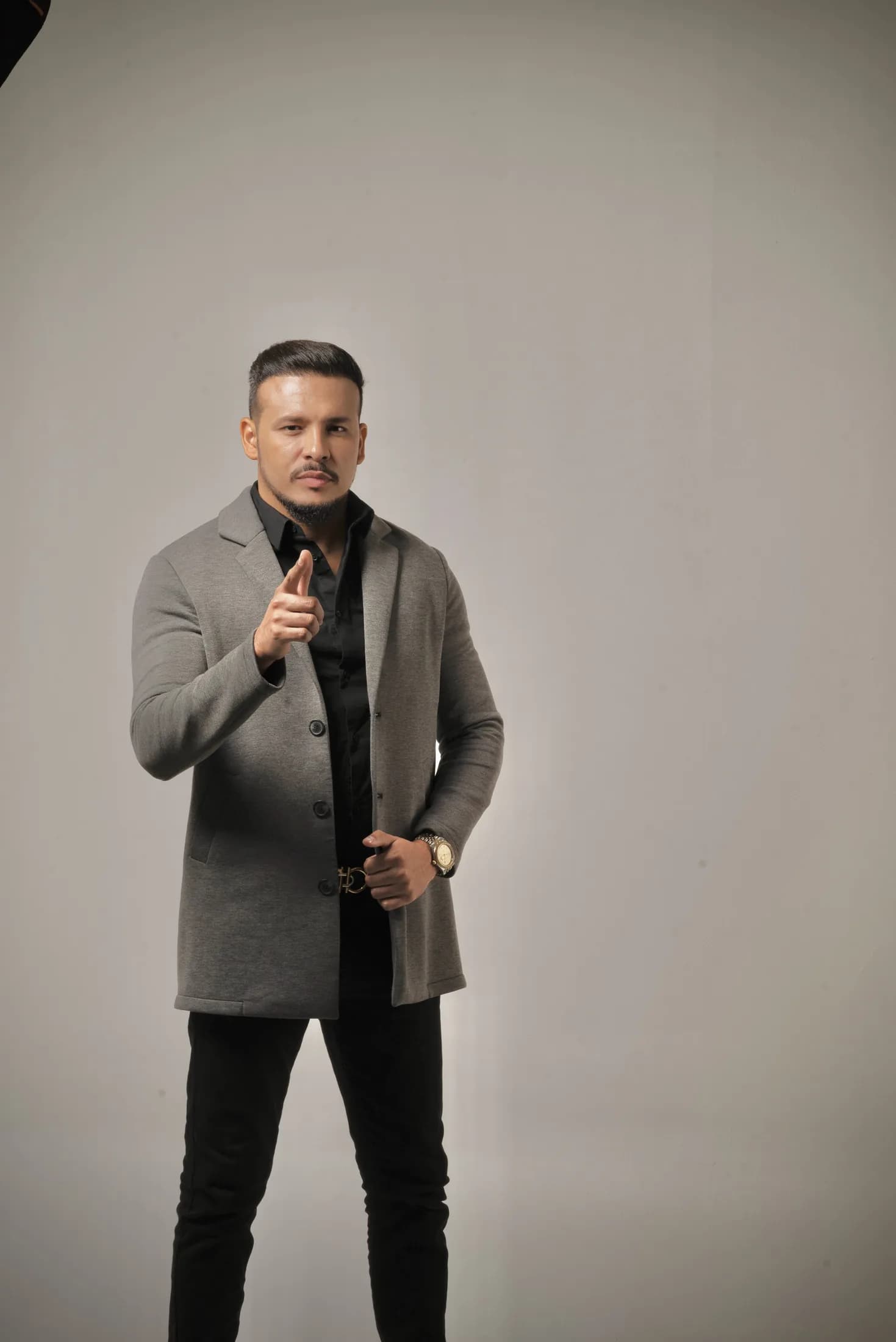 Dr. Libardo Lambraño — retrato de estudio de cuerpo entero