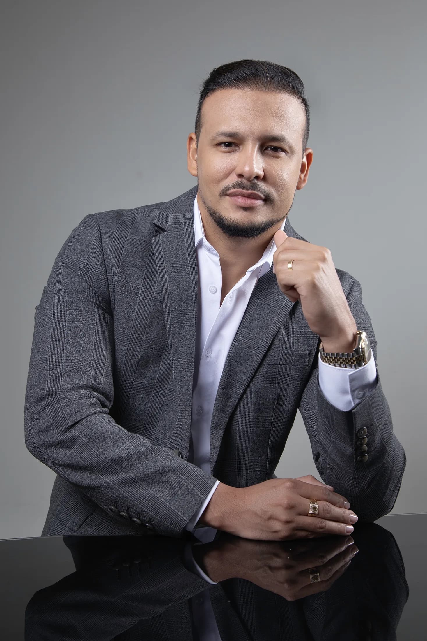 Dr. Libardo Lambraño, cirujano plástico — retrato de estudio